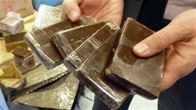 ضبط 3 أشخاص بحوزتهم 18 قطعة حشيش بالغردقة