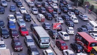 كثافات مرورية بمحاور القاهرة بسبب زيادة الأحمال