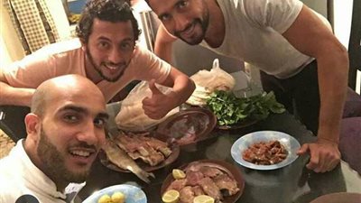 بالصور.. حارس الأهلي بصحبة «معوض» و«طلعت» بمطعم أسماك