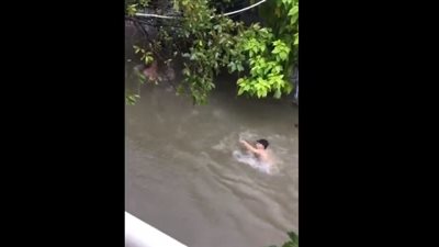 لحظة إنقاذ ٤ فتيات حاصرتهم مياه الأمطار داخل منزلهم (فيديو)