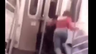 فتاة تعتدي على شاب بالضرب المبرح داخل المترو (فيديو)