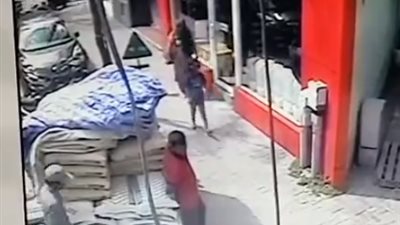 لقطات مروعة للحظة سقوط شيكارة أسمنت فوق طفلة صغيرة (فيديو)