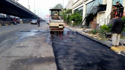 صيانة الأرصفة والطرق وترميم الأسفلت بشوارع العجوزة (صور)