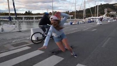 نهاية مروعة لفتاة حاولت استعراض مهاراتها ورشاقتها في التزحلق ( فيديو)