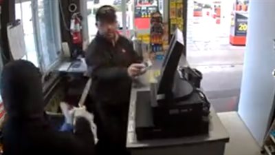 لحظة اقتحام فتاة سوبر ماركت وسرقته (فيديو)