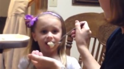 رد فعل أطفال أجبرتهم والدتهم على تناول الخضراوات (فيديو)