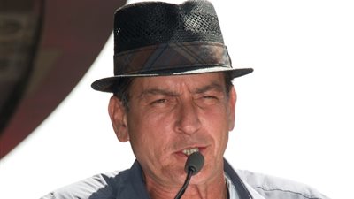 تشارلي تشين يقع في مصيدة الابتزاز