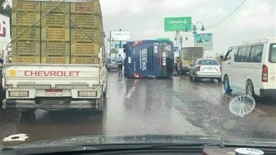 انقلاب أتوبيس وإصابة سائقه في الإسكندرية بسبب سوء الأحوال الجوية (صور)