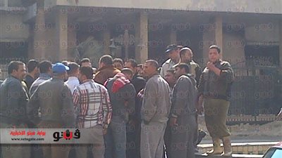 بالصور.. سائقو التاكسي بدمنهور يتظاهرون أمام ديوان محافظة البحيرة