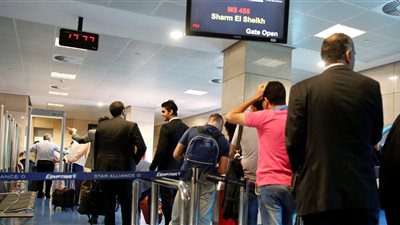 وفد إعلامي روسي يصل مطار القاهرة لنقل فعاليات زيارة بوتين