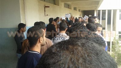 طلاب الإرهابية يتظاهرون بـ