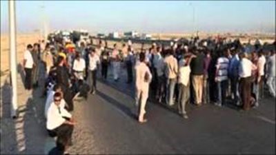 بالصوت.. أهالي قرية بكفر الشيخ يقطعون الطريق العام بسبب مرشح