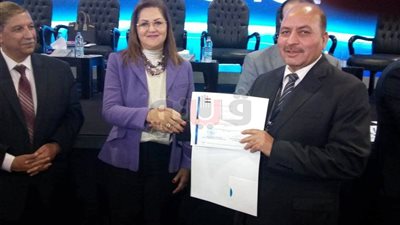 وزيرة التخطيط تكرم 45 من القيادات العليا والمدربين بالمنيا