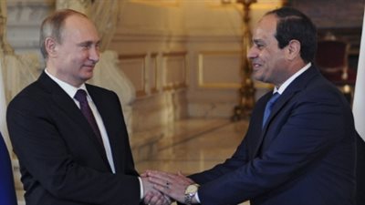 السيسي يستقبل بوتين في مطار القاهرة