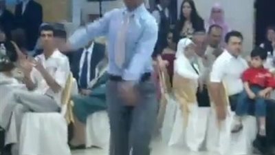 بالفيديو.. شاب ينافس صافيناز في الرقص على «وحدة ونص» بأحد الأفراح