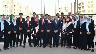 طلاب جامعة عين شمس يشاركون بجولة الرئيس لافتتاح المشروعات القومية