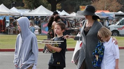 أنجلينا جولي تتسوق مع أطفالها في كاليفورنيا (صور)