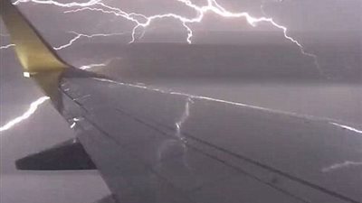 بالفيديو والصور.. عاصفة جوية تضرب طائرة ركاب في أستراليا