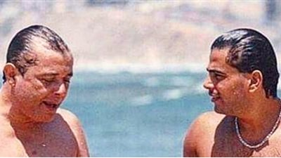أيام الشباب.. صورة نادرة لعمرو دياب والساحر محمود عبد العزيز في البحر