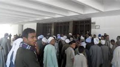 أهالي 10 قرى بـ