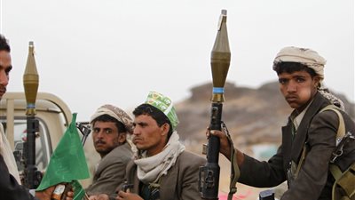 بعد دقائق من إعلان وقف إطلاق النار.. الحوثيون يخترقون الهدنة في الحديدة