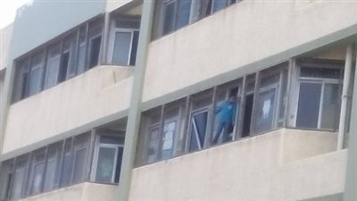 طالب يعتلي نافذة مدرسة بدمياط