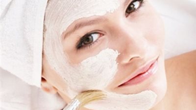 ماسك الموز واللبن يمنح بشرتك النضارة والحيوية