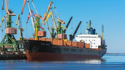 توتر جديد بالعلاقات.. سفينة روسية تصطدم بسواحل بريطانيا (فيديو وصور)