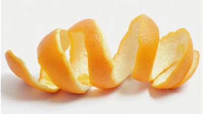 اصنعى مزيل ماكياج آمنًا على البشرة من قشور البرتقال والزيوت الثلاثة