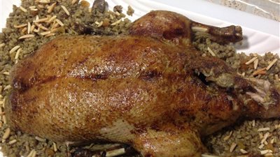 طريقة إعداد البط بـ«البصل والفريك» من مطبخ نجلاء الشرشابي