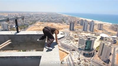 أشخاص ينجون من كوارث محققة في اللحظات المناسبة (فيديو)