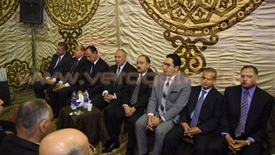 بالصور.. محافظ سوهاج ومديرالأمن يعزيان أسرة شهيد العريش