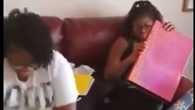 امرأة تعاقب ابنتيها بهدايا الكريسماس (فيديو)