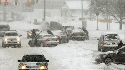 الثلوج الكثيفة تشل حركة المرور والطيران الداخلي في اليابان