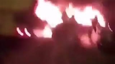 لحظة اشتعال النيران في سيارة فتاة أمام منزلها بجدة (فيديو)