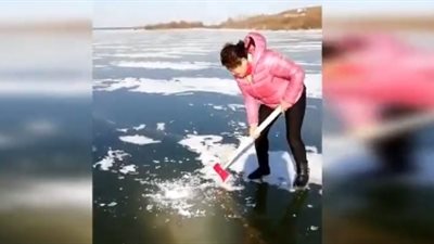 ماذا فعلت امرأتان لحظة عثورهما على سمكة عملاقة (فيديو)