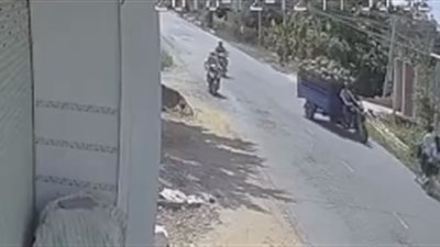 رد فعل الناس لحظة وقوع حادث تصادم تروسيكل محمل بالبطيخ (فيديو)