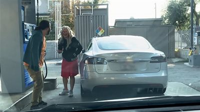 «آخرة سواقة الحريم».. رجل يسخر من امرأة فشلت في تزويد سيارتها بالوقود (فيديو)