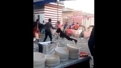 حفل زفاف يتحول إلى خناقة بين المعازيم بسبب نقص الطعام (فيديو)