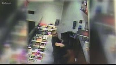 لحظة اعتداء موظف على مديرته داخل محل العمل (فيديو)