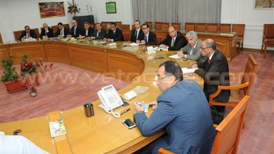 بالصور.. وزير الإسكان يناقش تفاصيل مشروع القطار المكهرب
