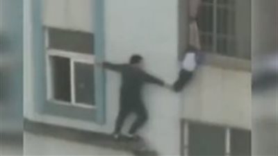 لحظة إنقاذ طفل قبل سقوطه من الطابق الثاني (فيديو)