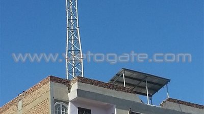 بالصور.. برج محمول بقنا يُهدد الأطفال بـ«السرطان»