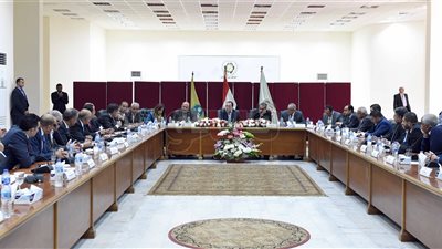 رئيس الوزراء: الانتهاء من المجمعات الصناعية بالعاشر أبريل المقبل