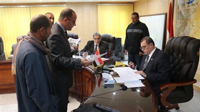 محافظ الفيوم يكلف بسرعة حل مشكلة بطاقات التموين الذكية المتأخرة