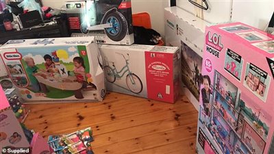 امرأة تشتري 100 هدية لأطفالها بمناسبة الكريسماس (صور)