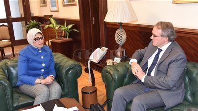 وزيرة الصحة تبحث مع خبير هولندي نقل تجربة بلاده في مجال تجميع البلازما