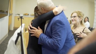 هدية امرأة لوالد شاب تبرع لها بقلبه (فيديو وصور)