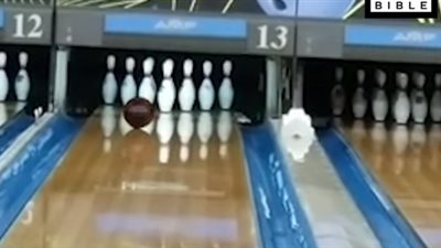 خدعة رجل لضرب كرتي بولينج في وقت واحد تشعل مواقع التواصل (فيديو)