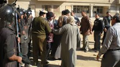 وقفة لضحايا الضابط المتهم بالنصب أمام النيابة في دمياط